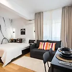 아파트 Sunny - Charming Balcony - Romana Square *