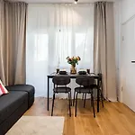 Sunny - Charming Balcony - Romana Square 아파트