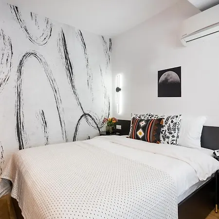 Sunny - Charming Balcony - Romana Square Apartment