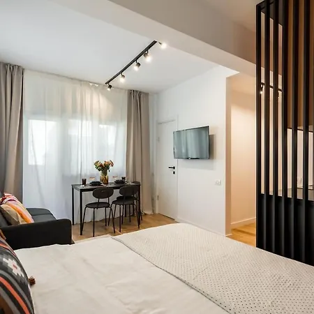 Daire Sunny - Charming Balcony - Romana Square *