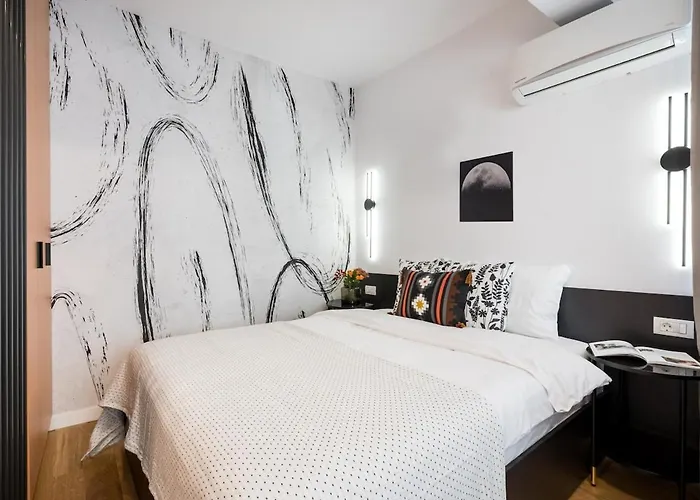 Sunny - Charming Balcony - Romana Square Apartment