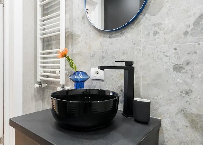 Sunny - Charming Balcony - Romana Square Apartment *